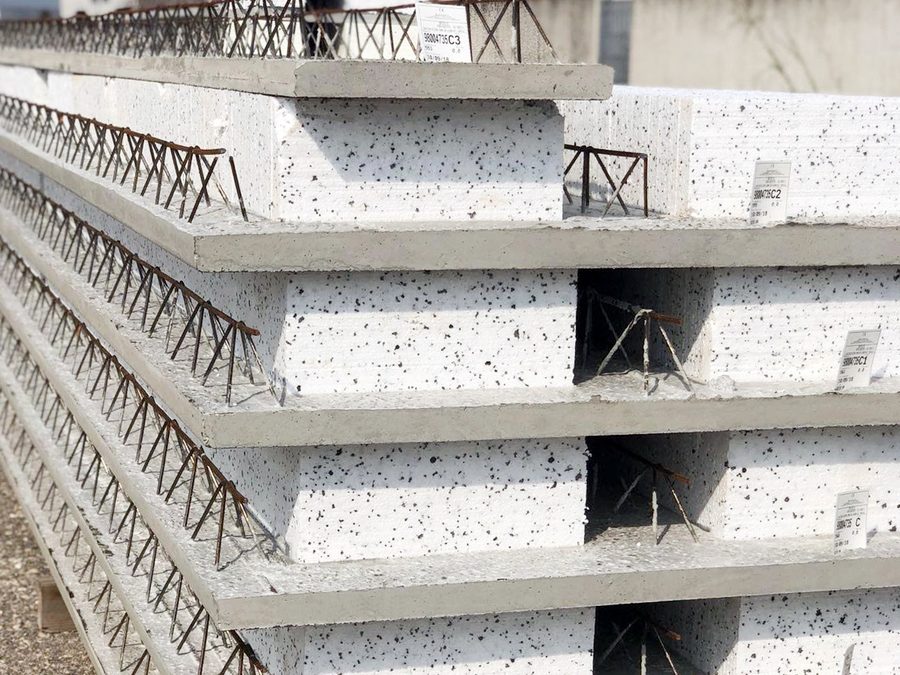 Lastre predalle aligerate accatastate nel piazzale di produzione