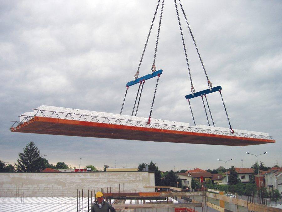 Pose in opera di manufatti prefabbricati con gru in cantiere
